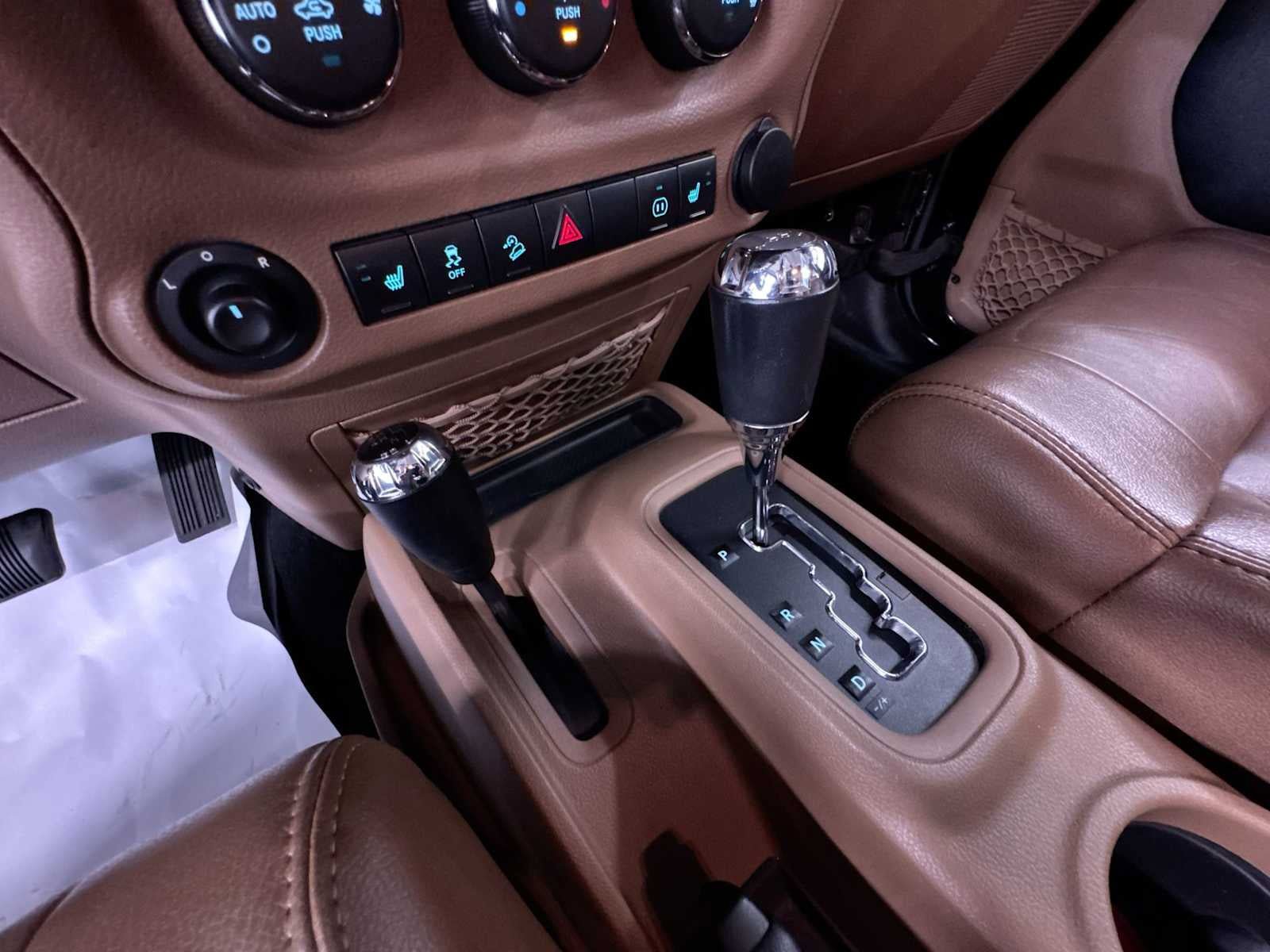 Used 2012 Jeep Wrangler Unlimited Rubicon w/ Connectivity Group AWD/4WD image 29