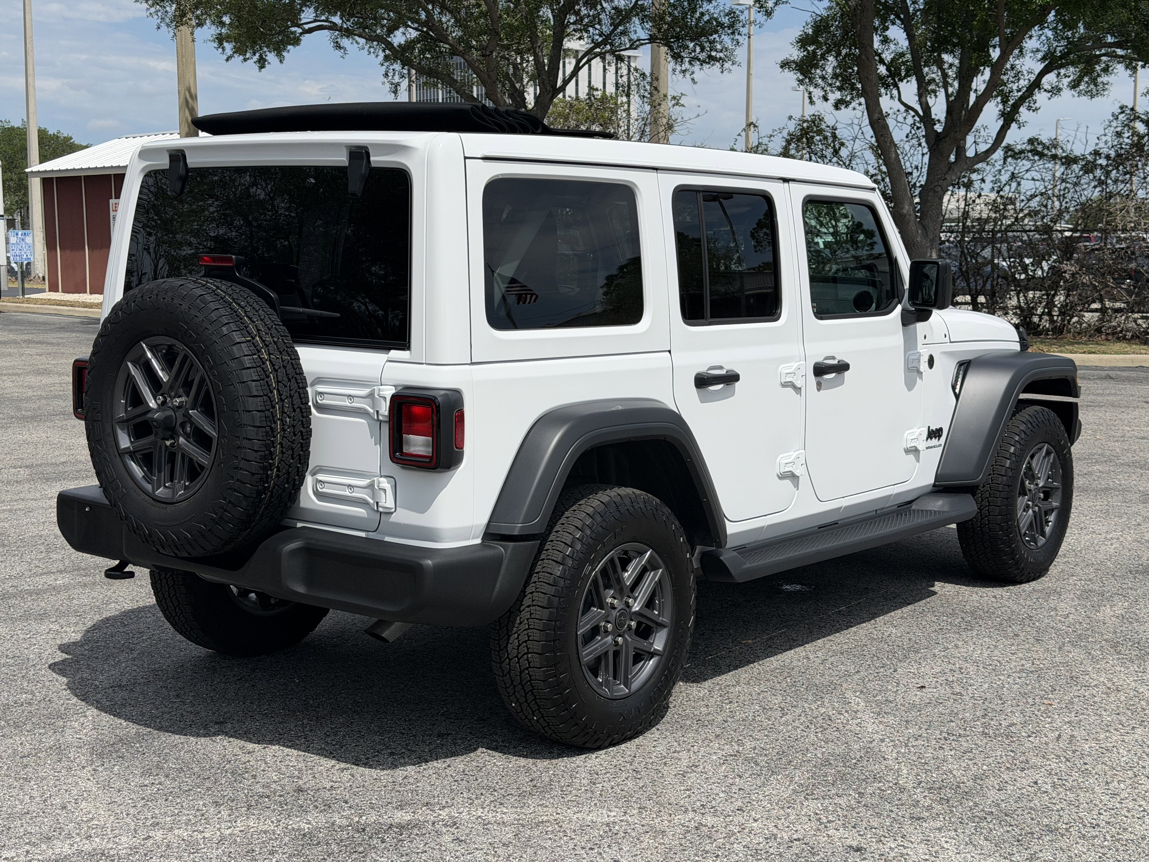 Used 2026 Jeep Wrangler Unlimited Sport AWD/4WD image 7