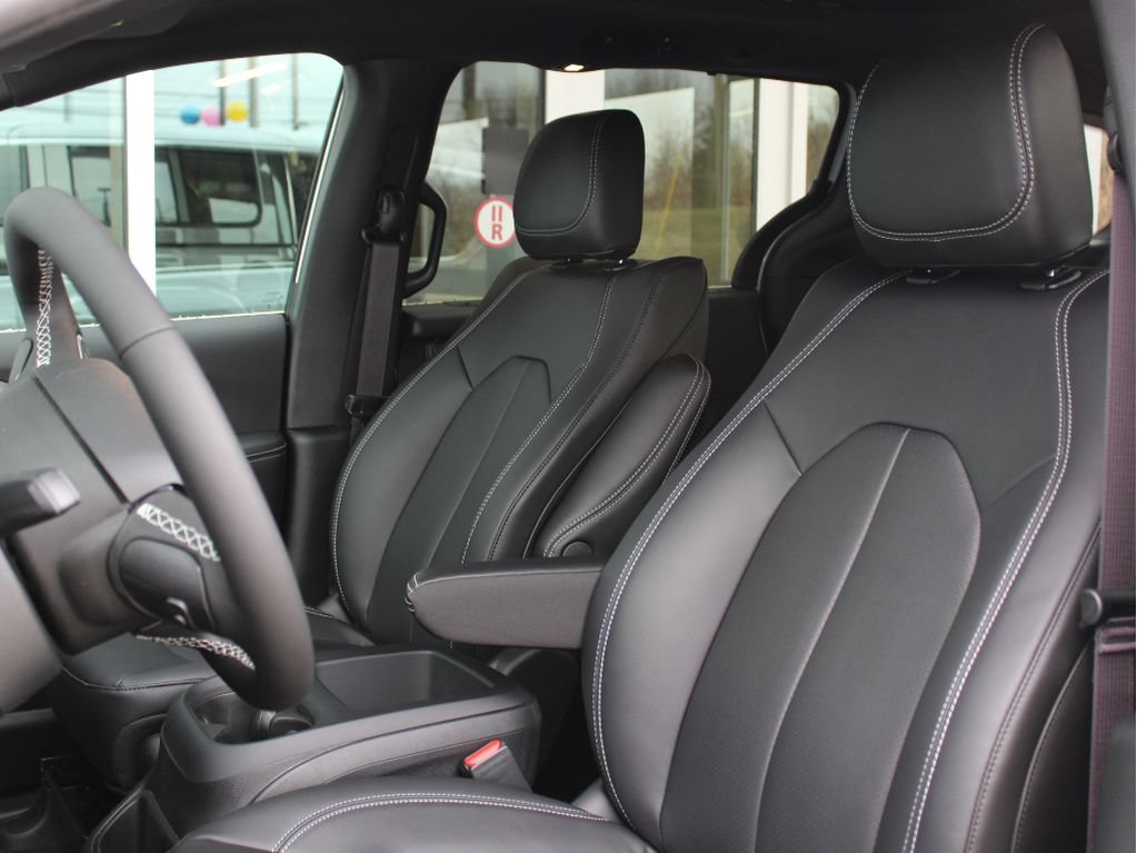 New 2026 Chrysler Pacifica Select AWD/4WD image 11