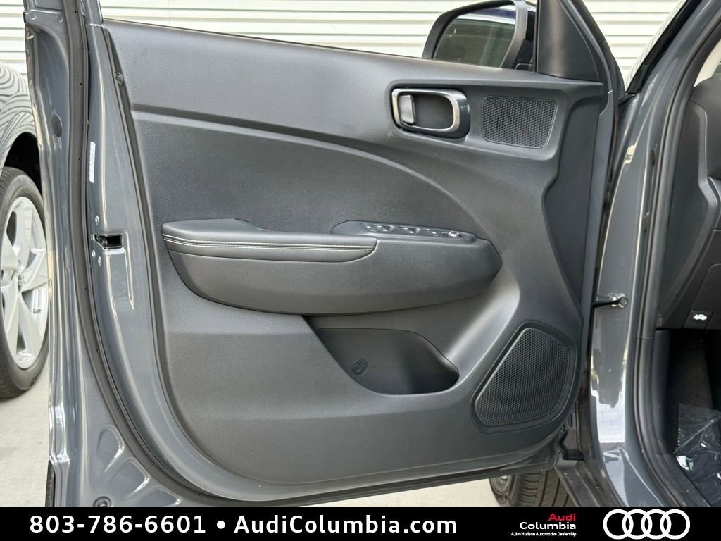 Used 2024 Hyundai Venue Limited image 18