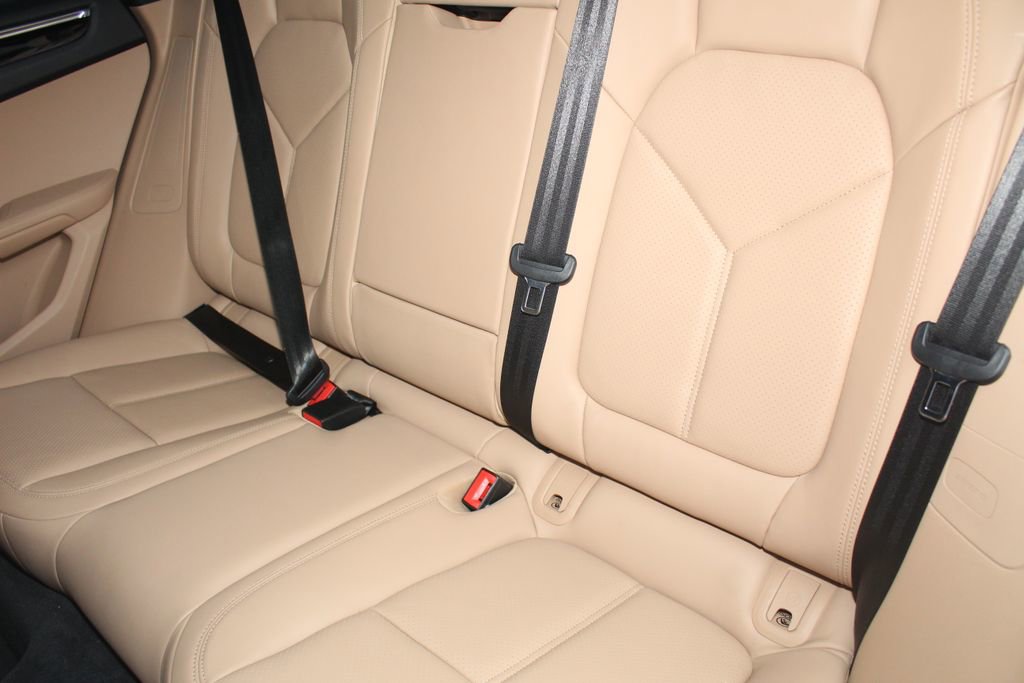 Certified 2025 Porsche Macan AWD/4WD image 24