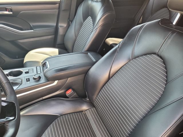 Used 2022 Toyota Highlander XSE AWD/4WD image 11
