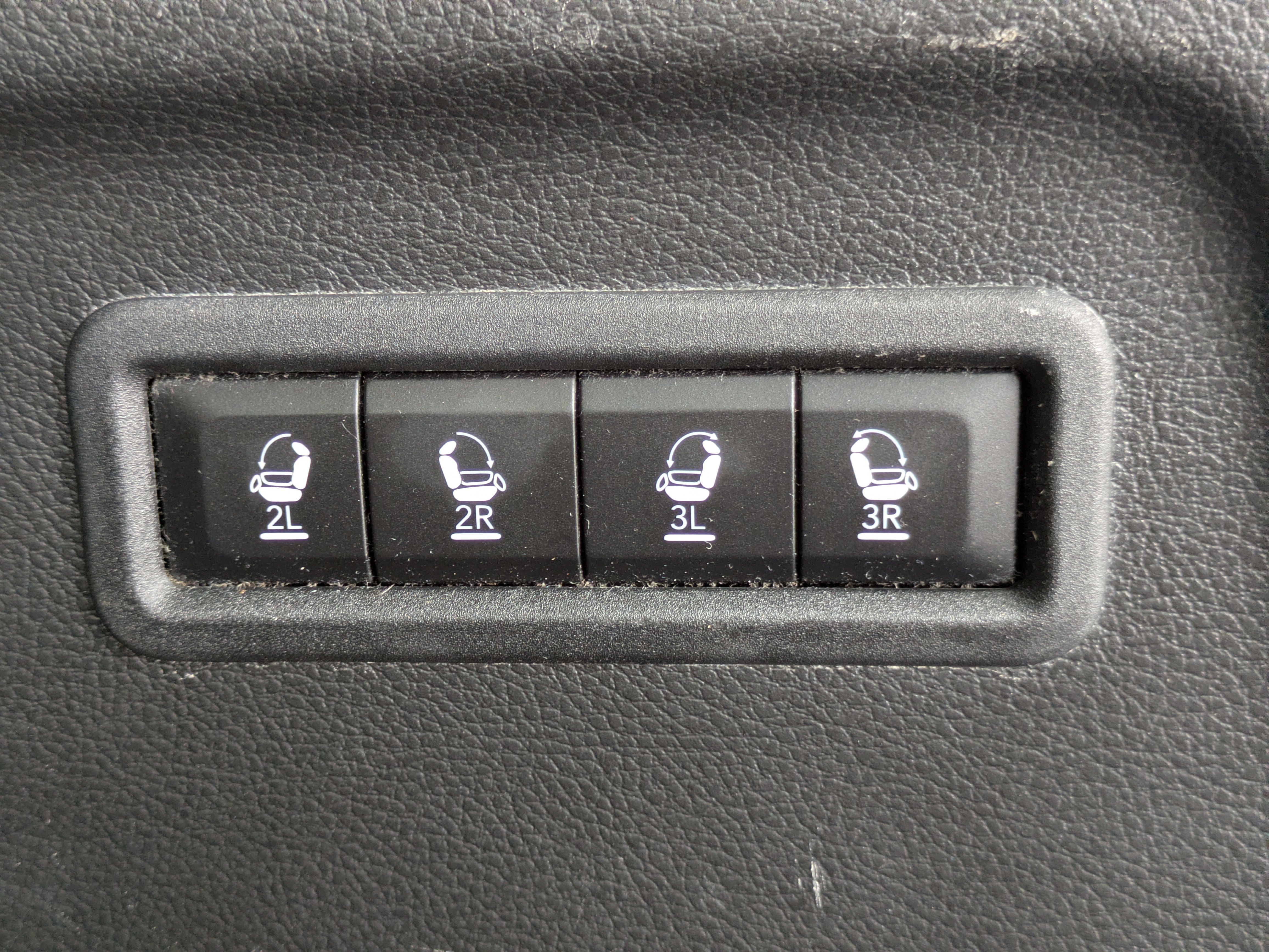 Used 2023 Jeep Wagoneer L Series II RWD image 8
