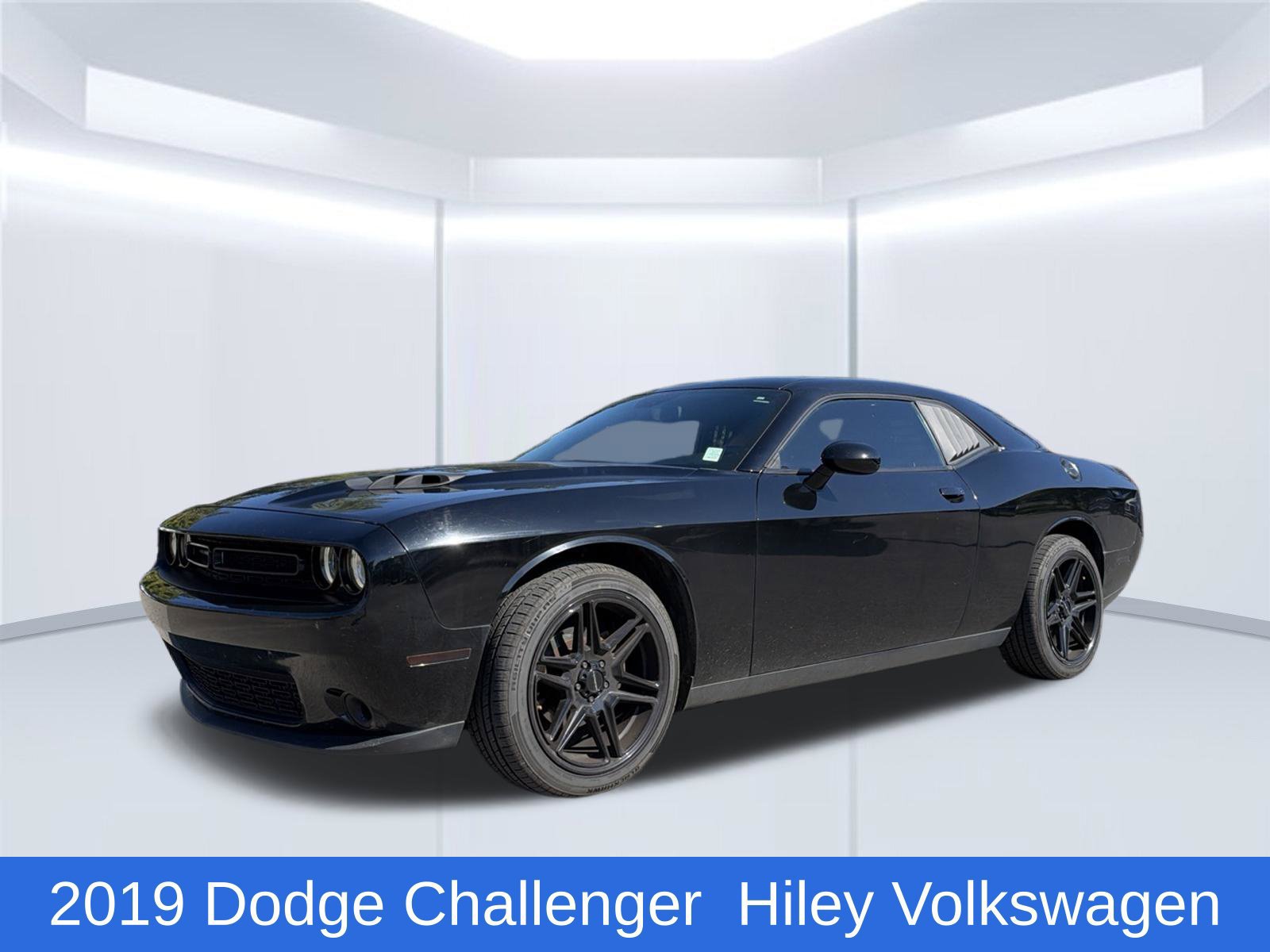 Used 2019 Dodge Challenger SXT RWD image 1