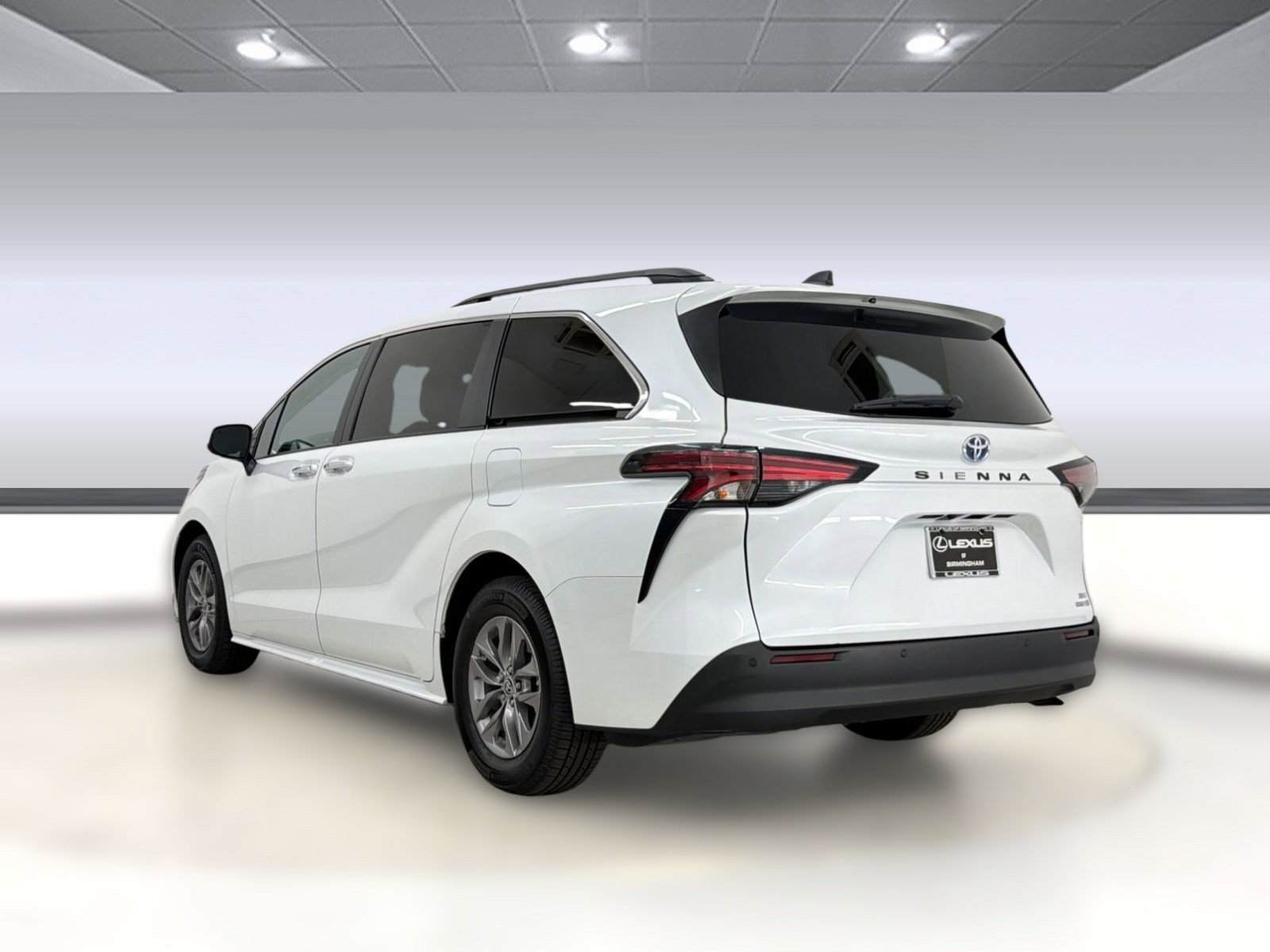 Used 2022 Toyota Sienna XLE image 3
