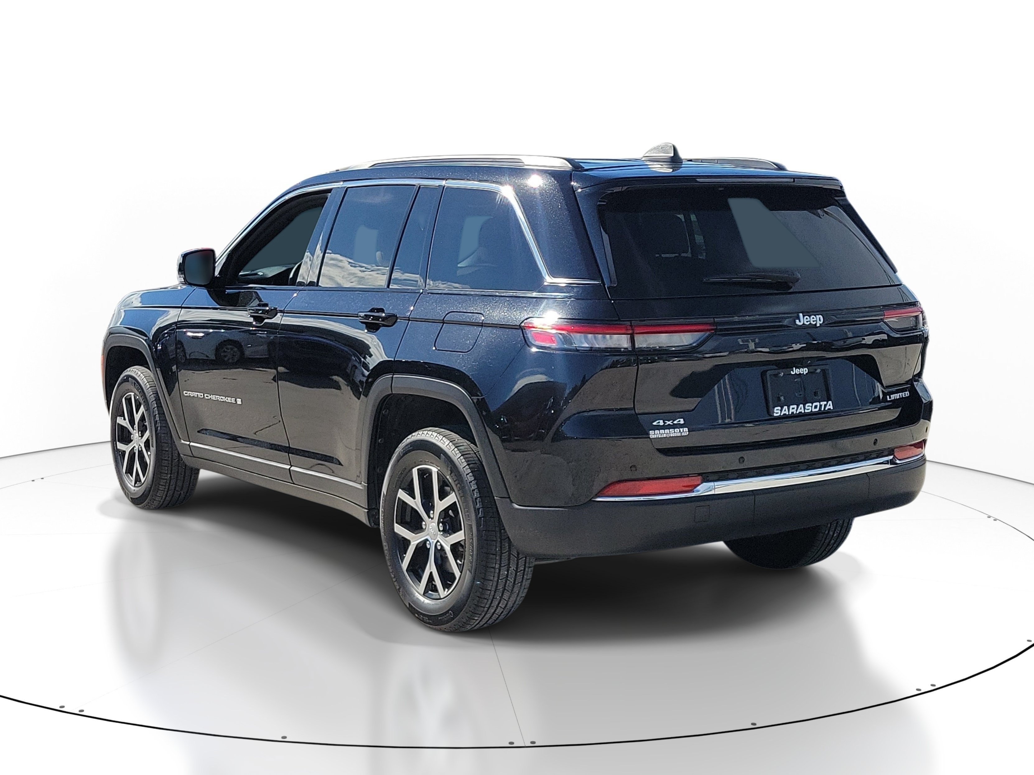 Used 2025 Jeep Grand Cherokee Limited w/ Trailer Tow Package AWD/4WD image 4
