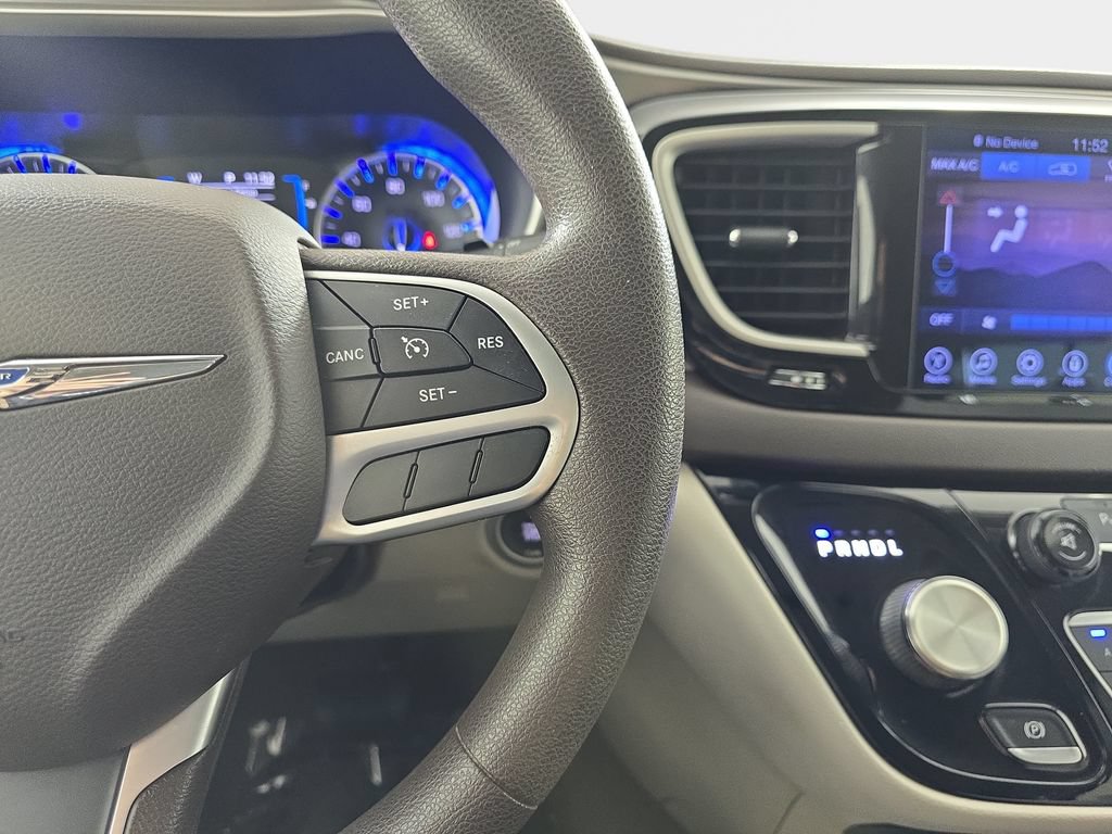 Used 2017 Chrysler Pacifica Touring w/ Tire & Wheel Group FWD image 22
