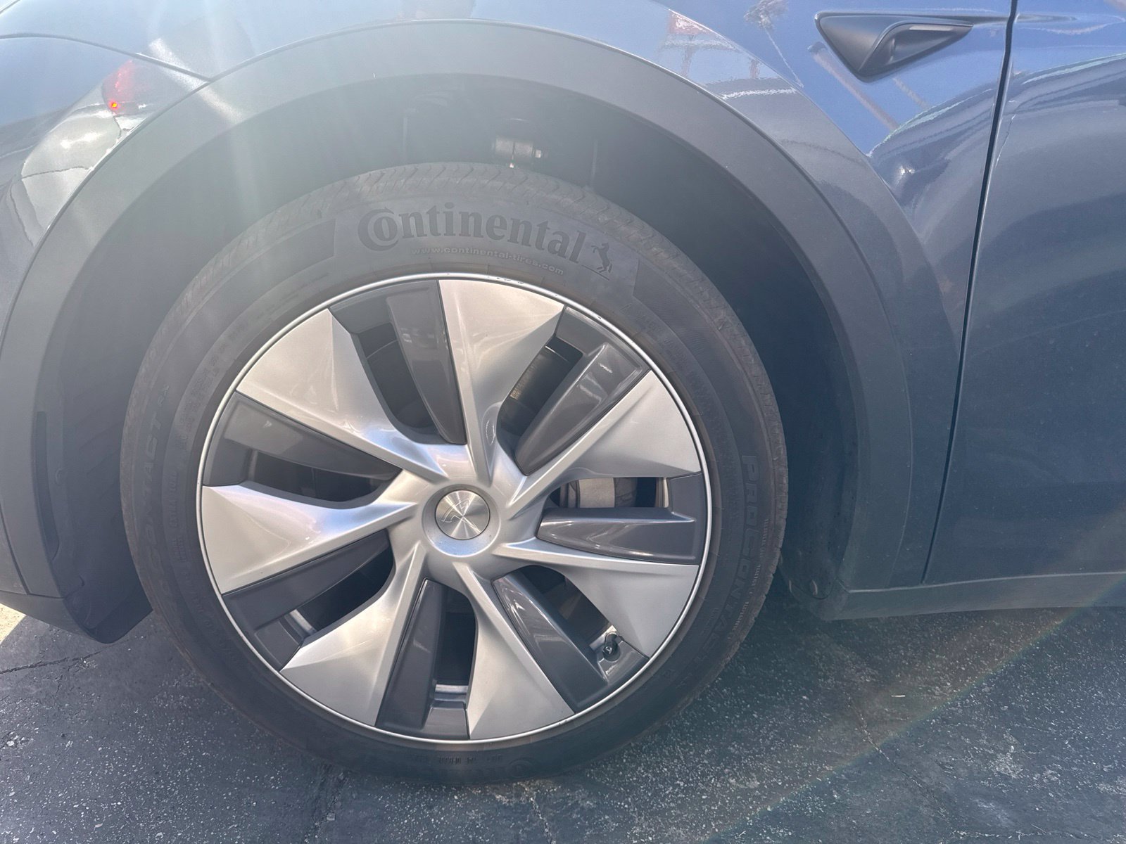 Used 2023 Tesla Model Y Long Range AWD/4WD image 2