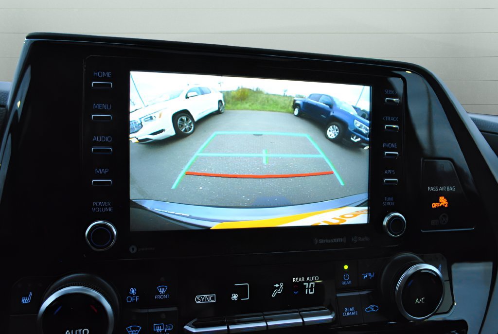 Used 2021 Toyota Highlander XLE AWD/4WD image 23