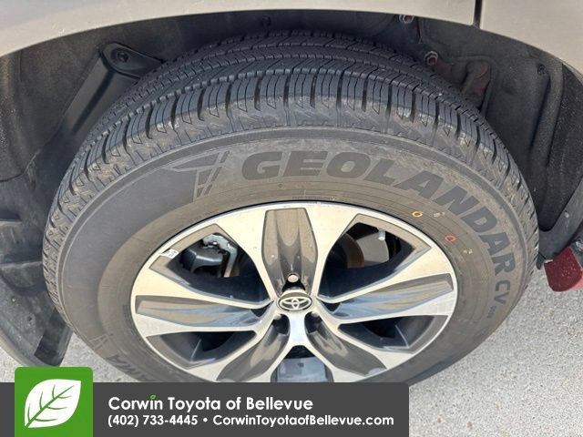 Used 2022 Toyota Highlander XLE AWD/4WD image 5