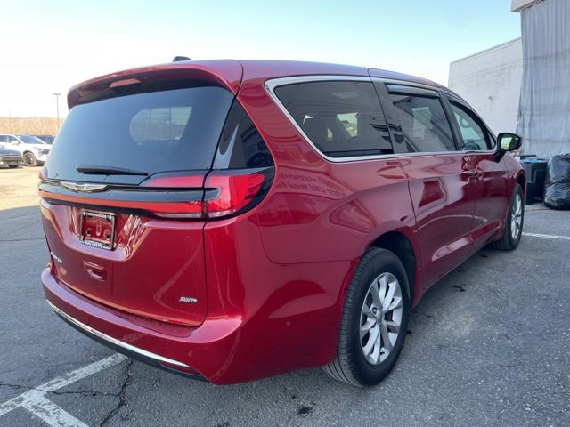 Used 2024 Chrysler Pacifica Touring-L image 5