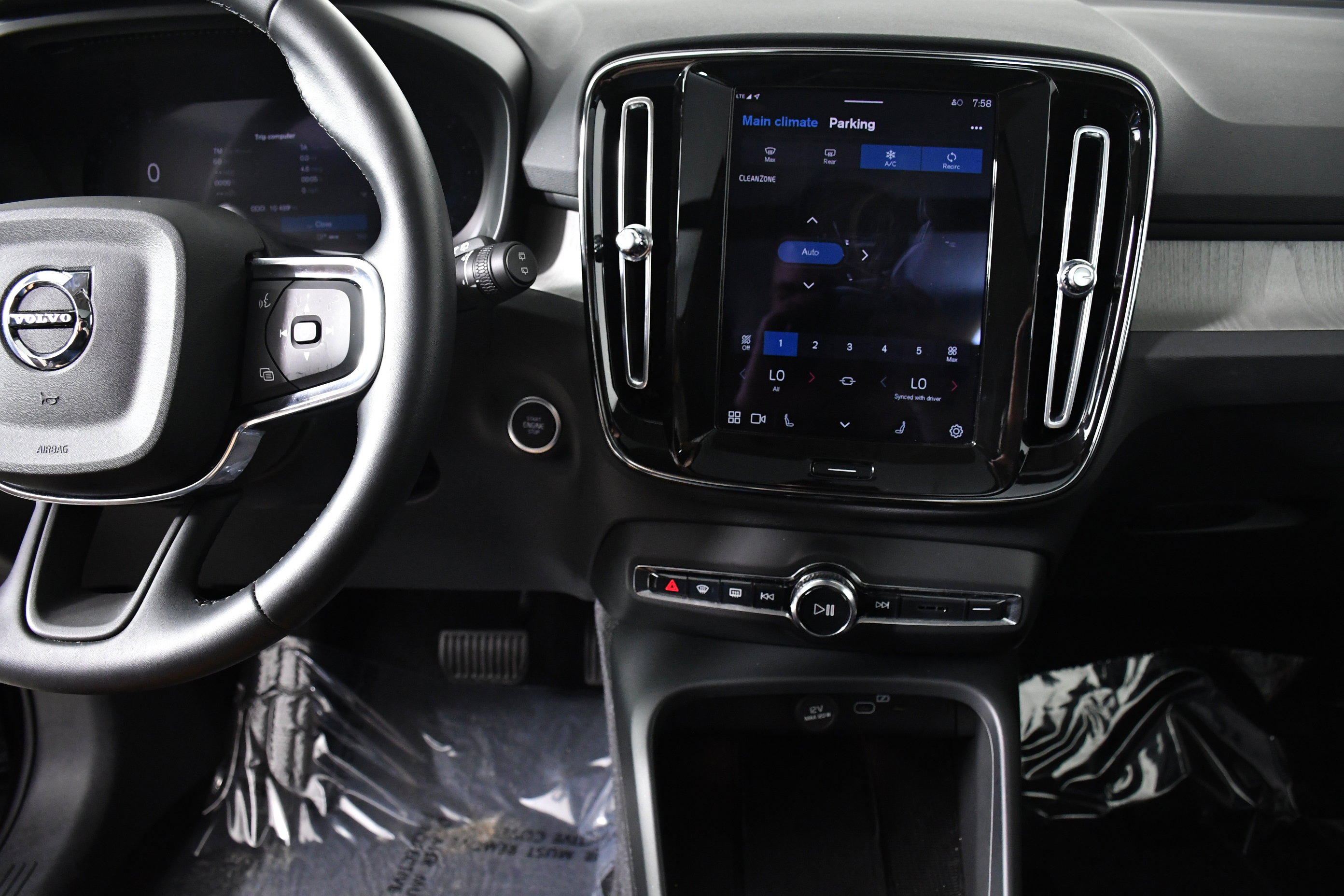 Used 2025 Volvo XC40 B5 Plus image 15