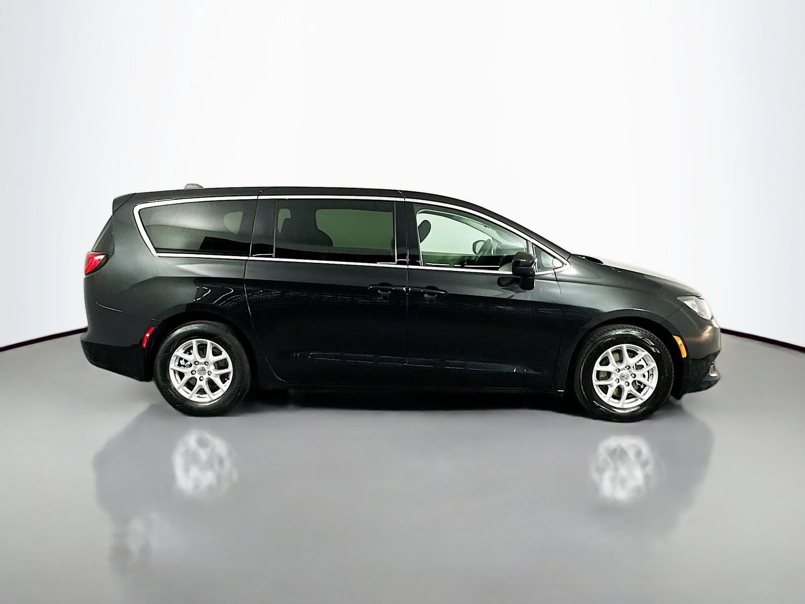 Used 2023 Chrysler Voyager LX image 9