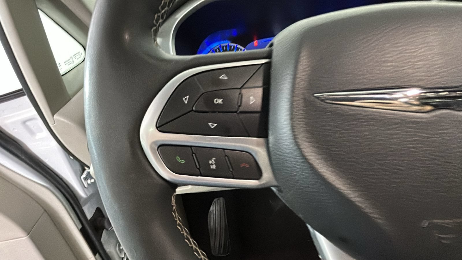 Used 2024 Chrysler Pacifica Touring-L FWD image 17