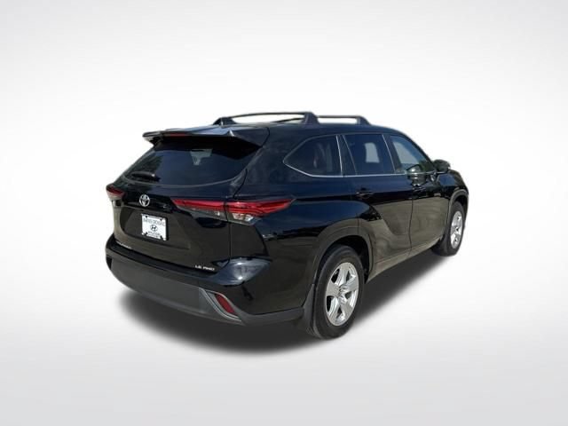 Used 2023 Toyota Highlander LE AWD/4WD image 3