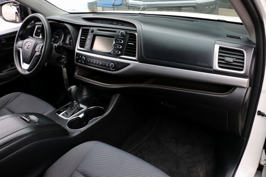 Used 2015 Toyota Highlander LE image 28