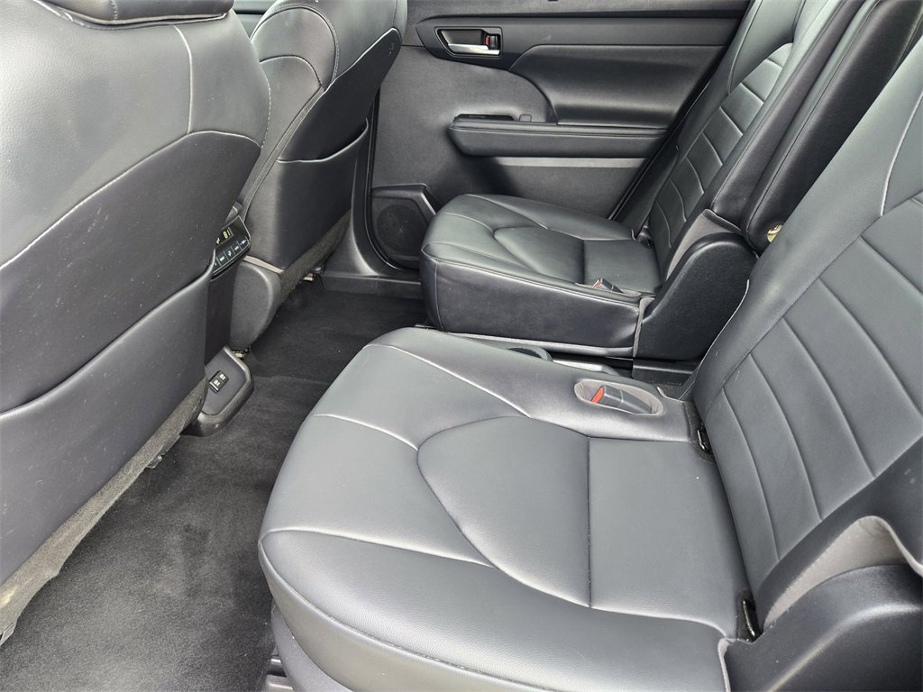 Used 2021 Toyota Highlander XLE image 28