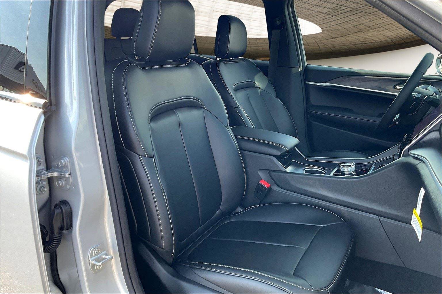 New 2025 Jeep Grand Cherokee Limited w/ Trailer Tow Package image 10