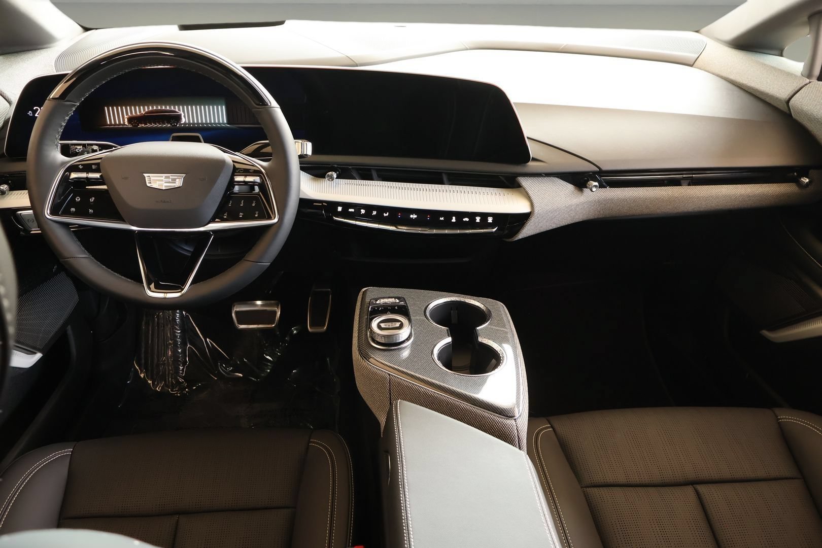 Certified 2025 Cadillac Optiq Luxury 2 w/ LPO, Floor Liner Package AWD/4WD image 14