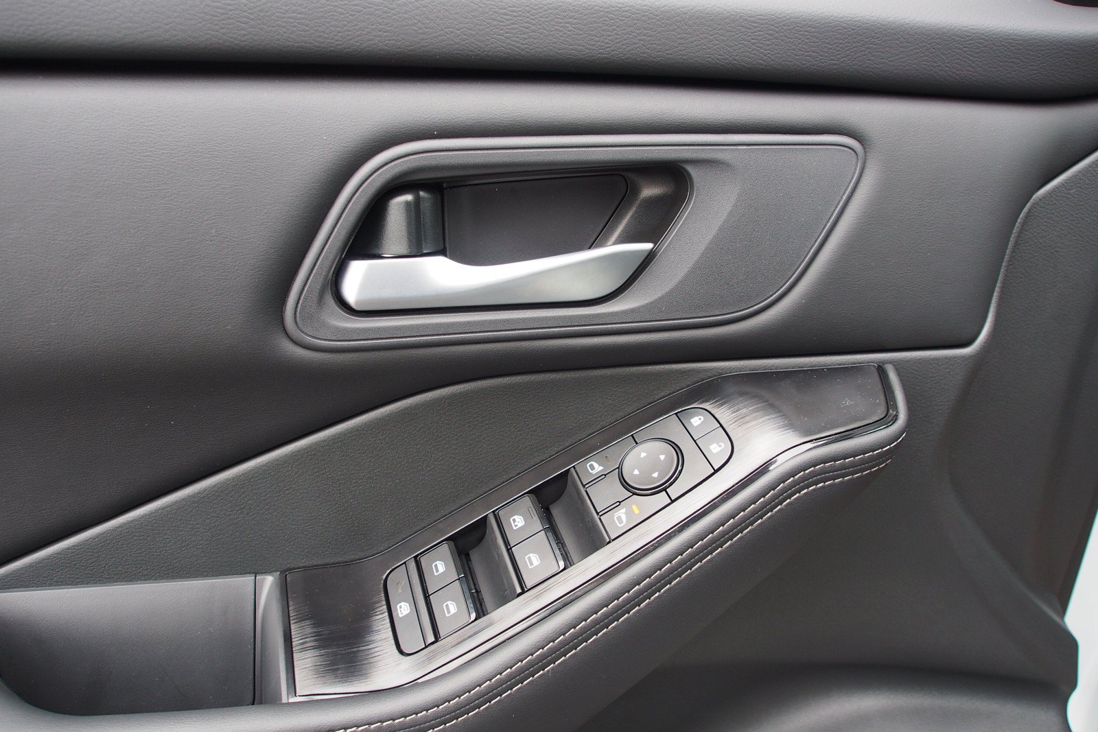 Used 2026 Nissan Rogue SV FWD image 16