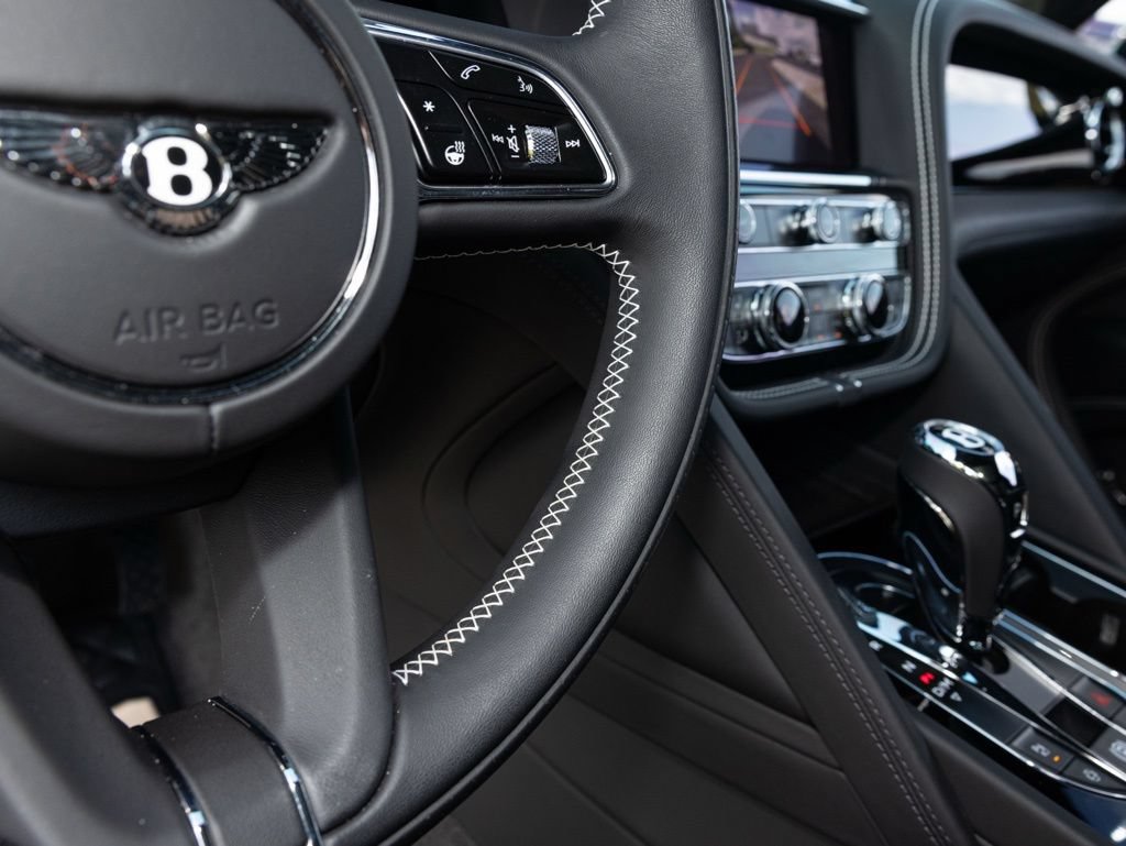 Used 2025 Bentley Bentayga AWD/4WD image 44