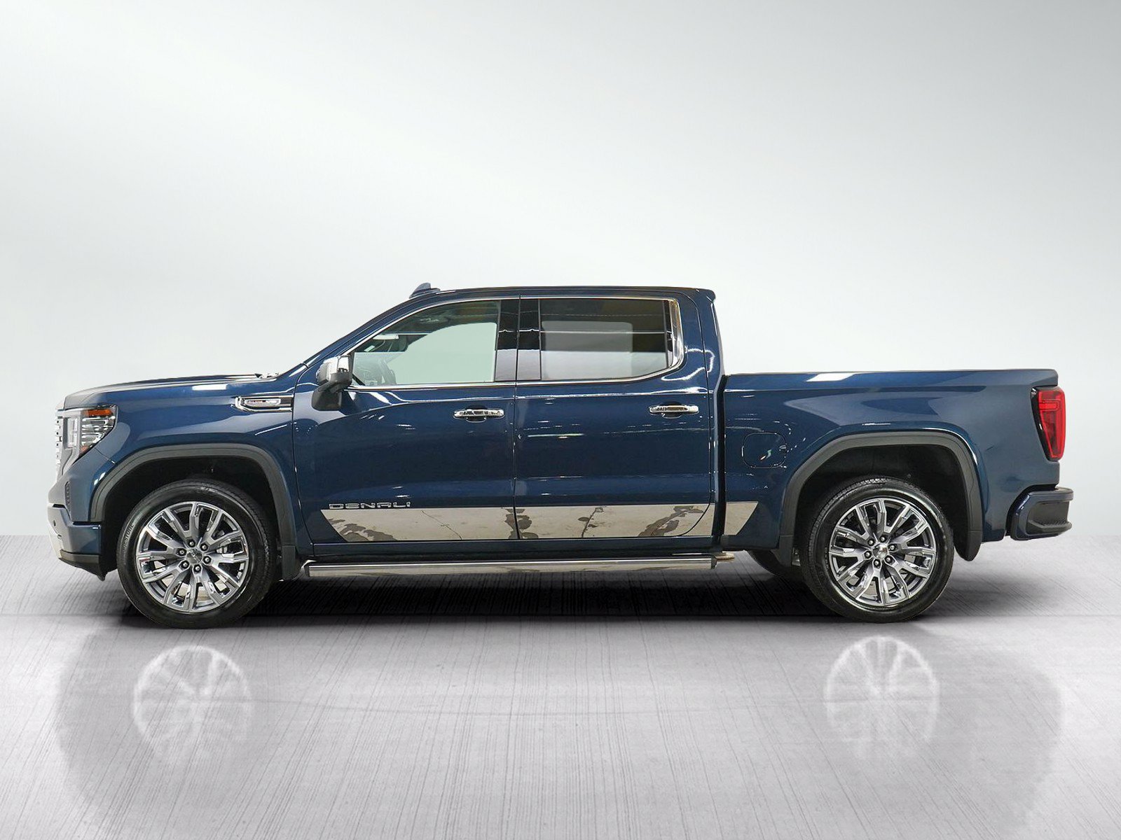 Used 2022 GMC Sierra 1500 Denali w/ Denali Reserve Package AWD/4WD image 2
