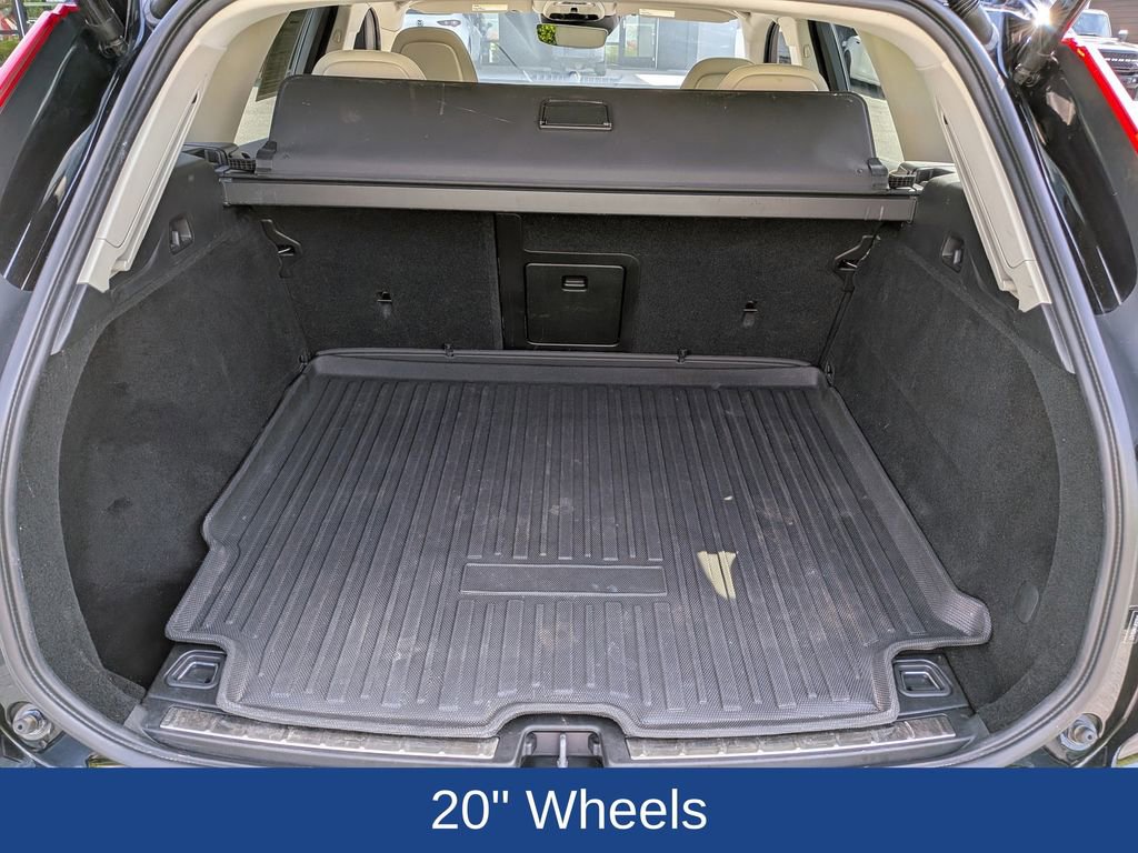 Used 2018 Volvo XC60 T5 Momentum w/ Vision Package image 13