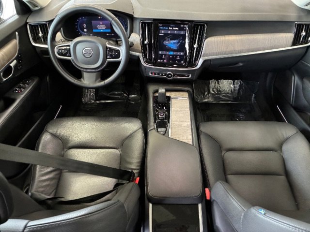 Used 2023 Volvo S90 B6 Plus image 3