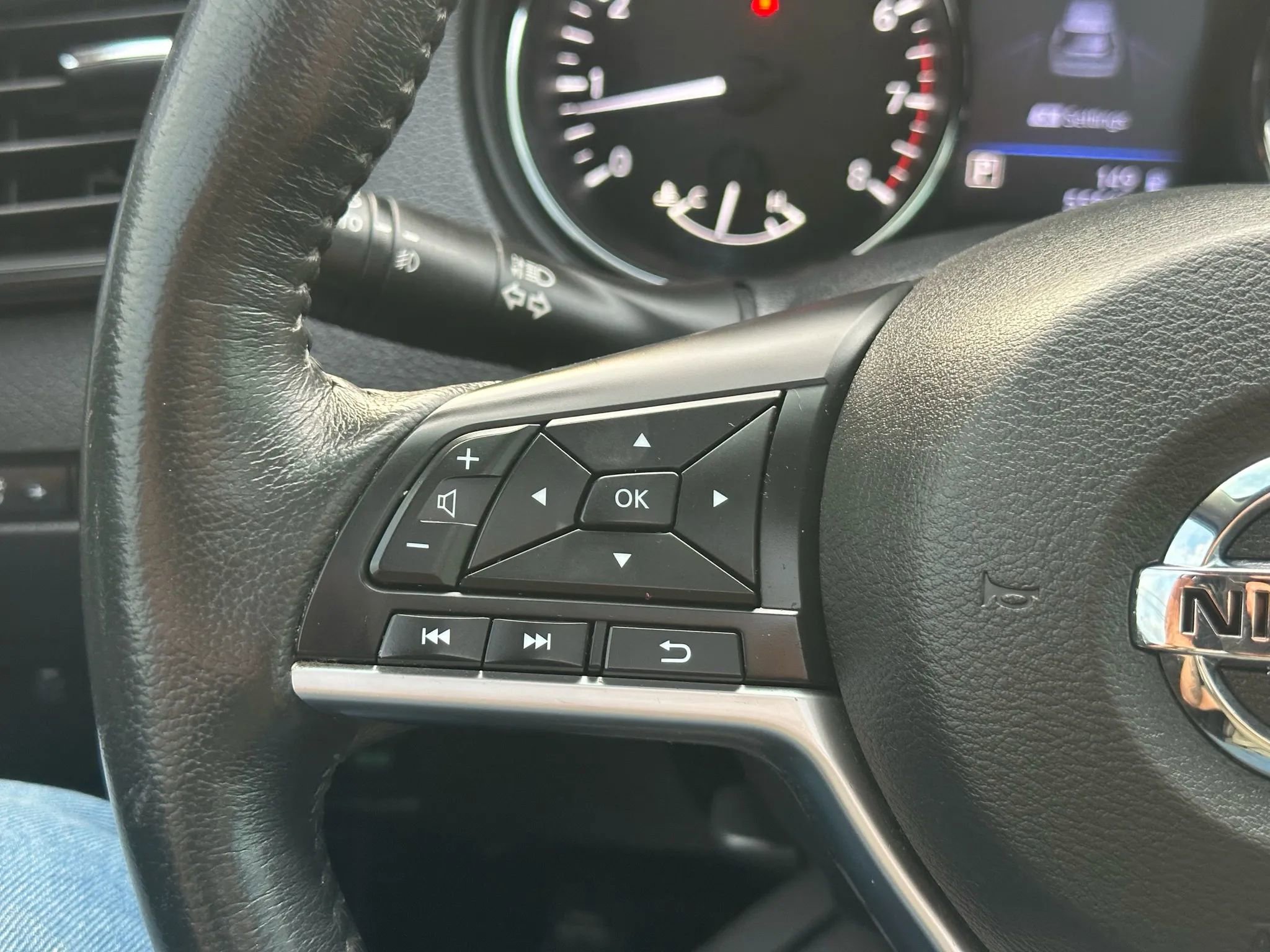 Used 2018 Nissan Rogue SL w/ Premium Package image 18