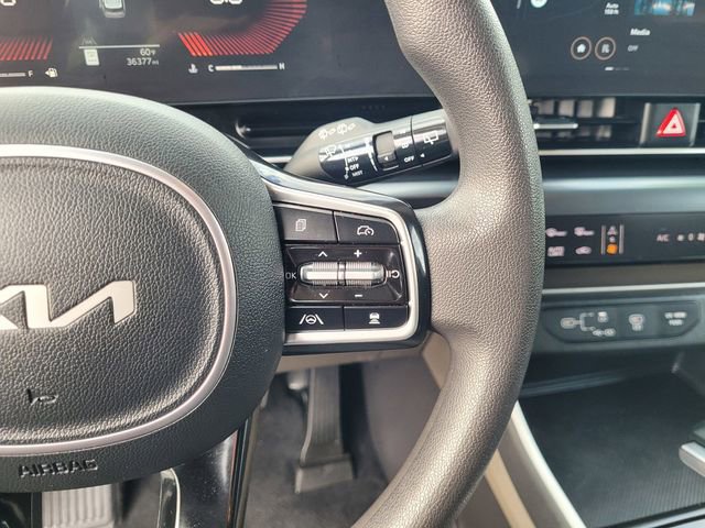 Used 2025 Kia Carnival LX FWD image 21