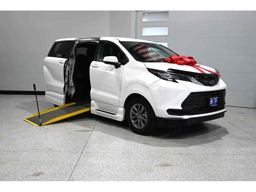 Used 2022 Toyota Sienna LE AWD/4WD image 2