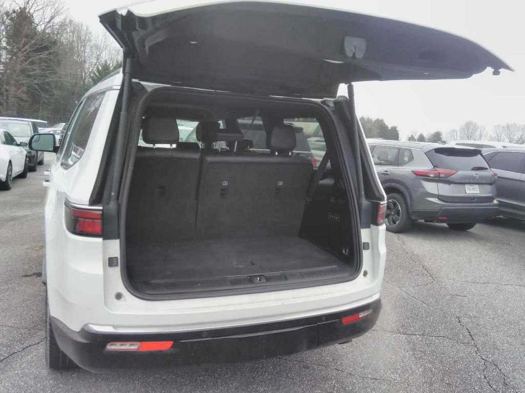 Used 2024 Jeep Wagoneer Series II w/ Flexible Seating Group image 9