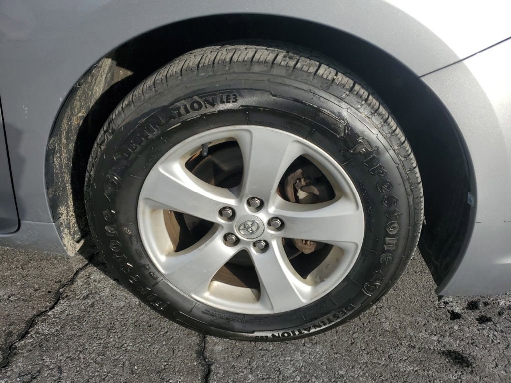 Used 2015 Toyota Sienna LE image 9