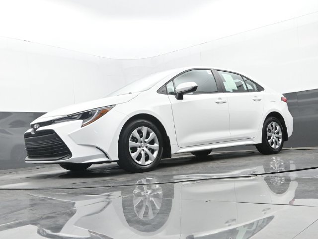 Used 2025 Toyota Corolla LE FWD image 27