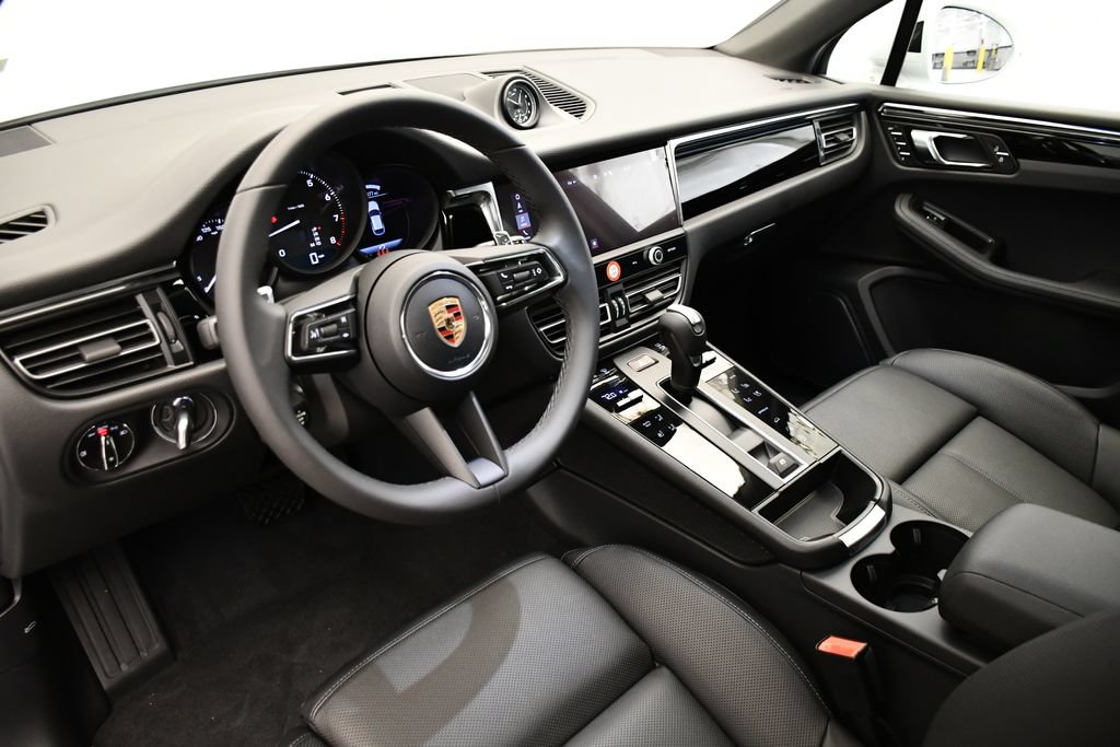 Certified 2026 Porsche Macan AWD/4WD image 4