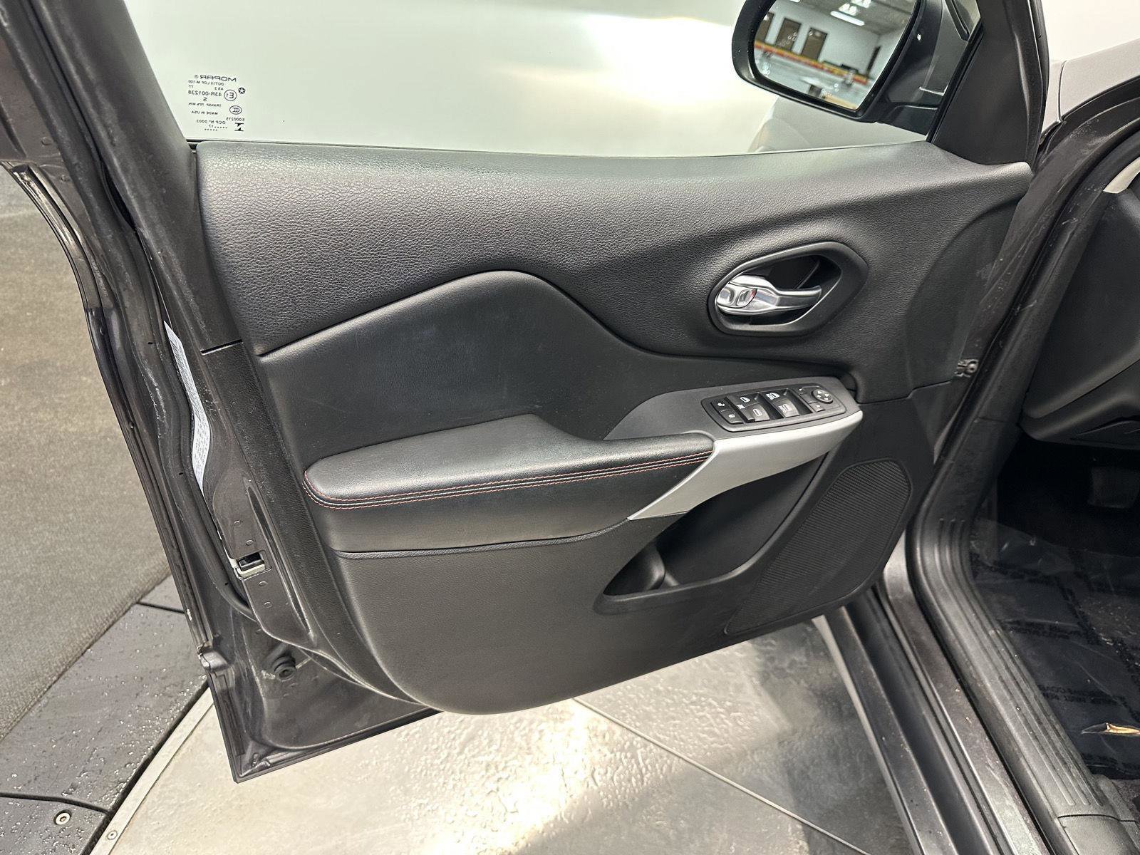 Used 2017 Jeep Cherokee Trailhawk image 13