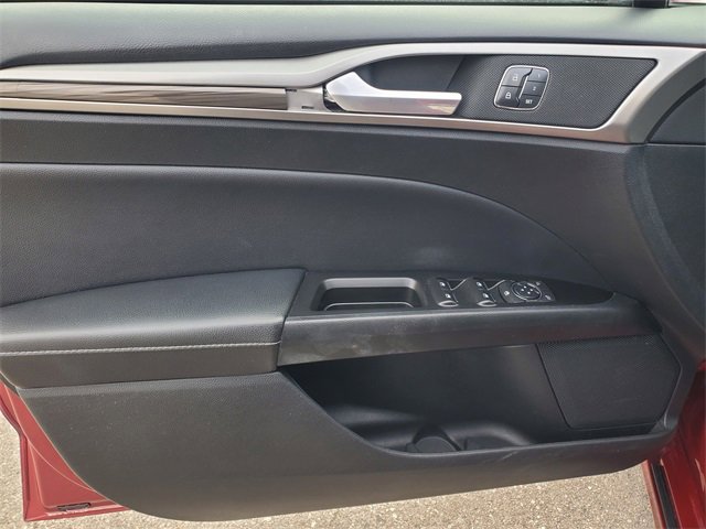 Used 2017 Ford Fusion SE w/ Fusion SE Technology Package image 14