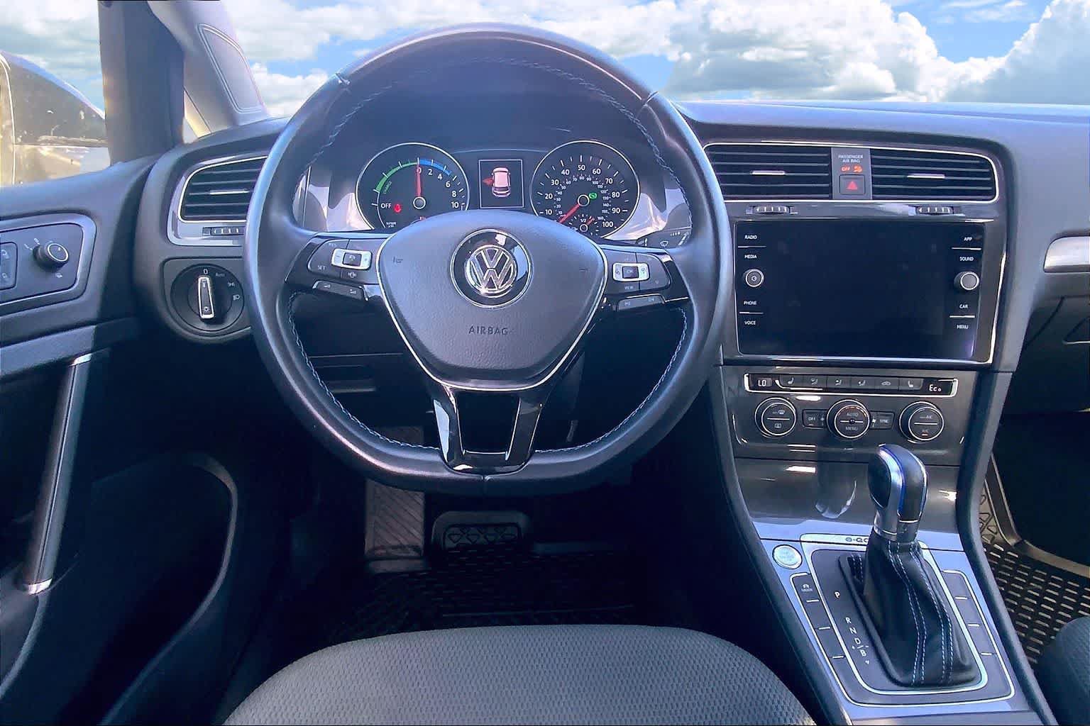 Used 2019 Volkswagen e-Golf SE w/ Driver Assistance Package FWD image 14