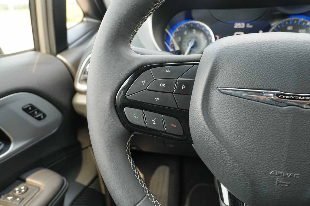 Used 2025 Chrysler Pacifica Limited FWD image 33