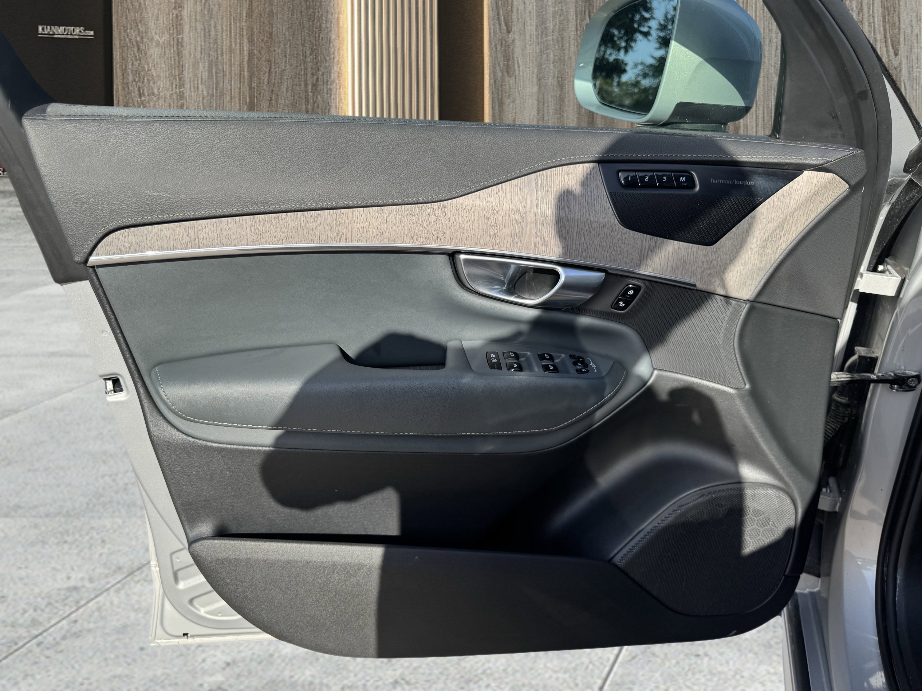 Used 2024 Volvo XC90 T8 Ultimate w/ Lounge Package image 19