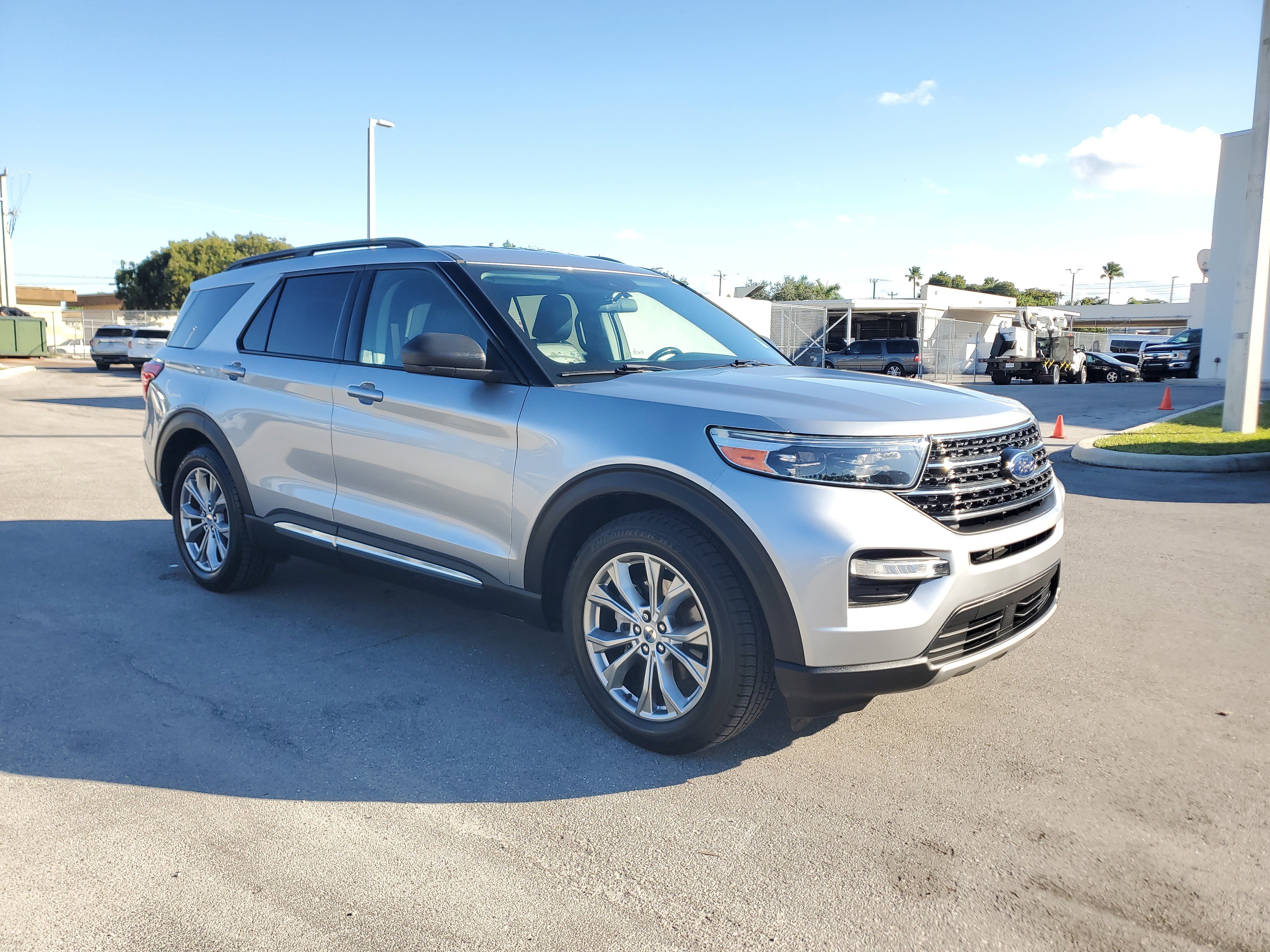 Used 2021 Ford Explorer XLT w/ Equipment Group 202A image 3