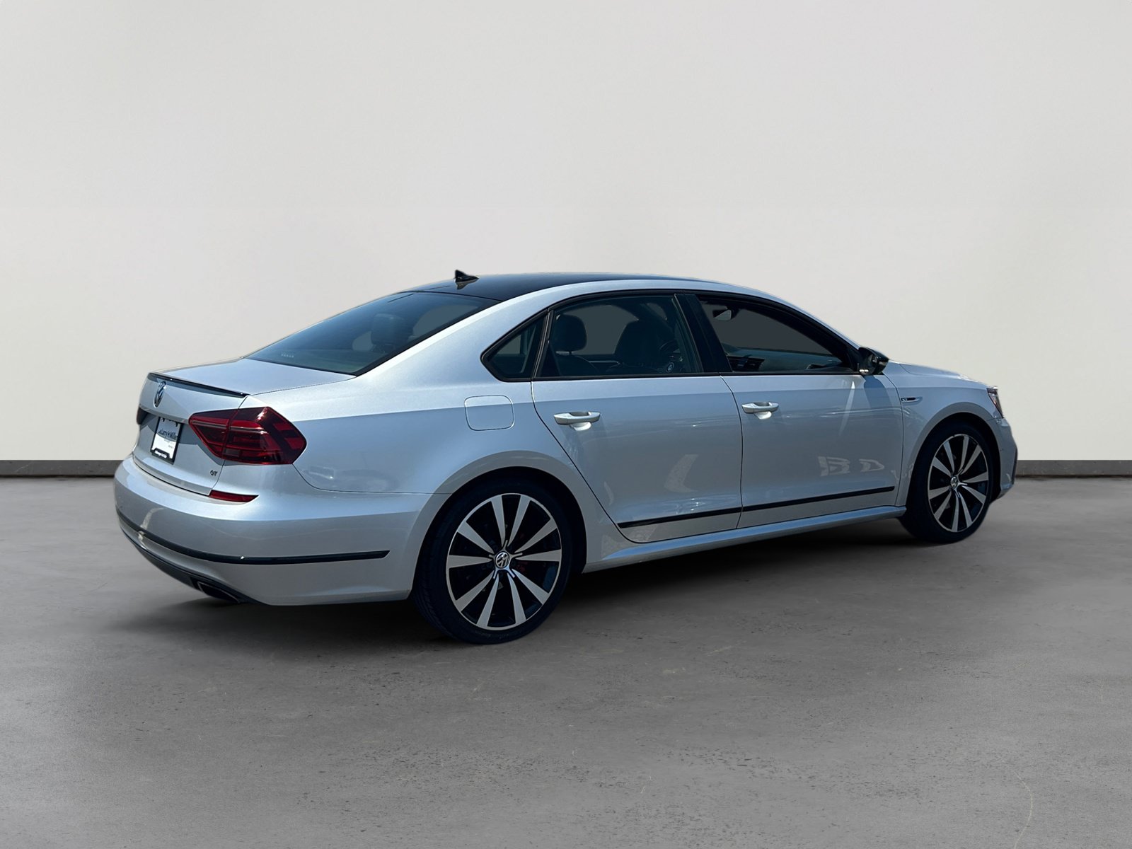 Used 2018 Volkswagen Passat GT FWD image 5