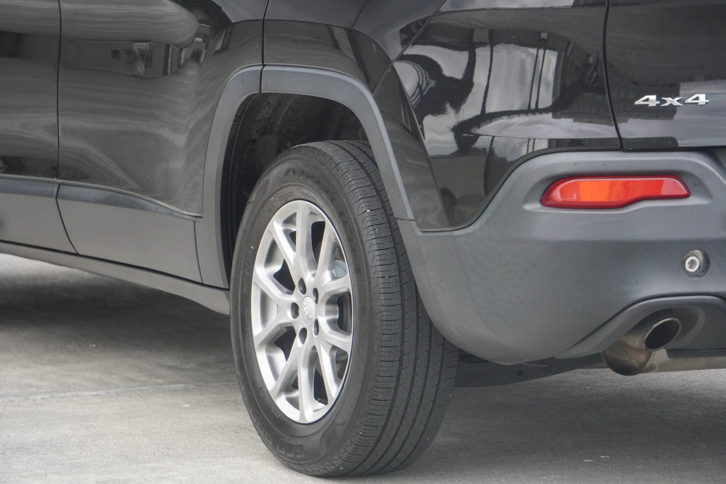 Used 2018 Jeep Cherokee Latitude Plus w/ Cold Weather Group image 35