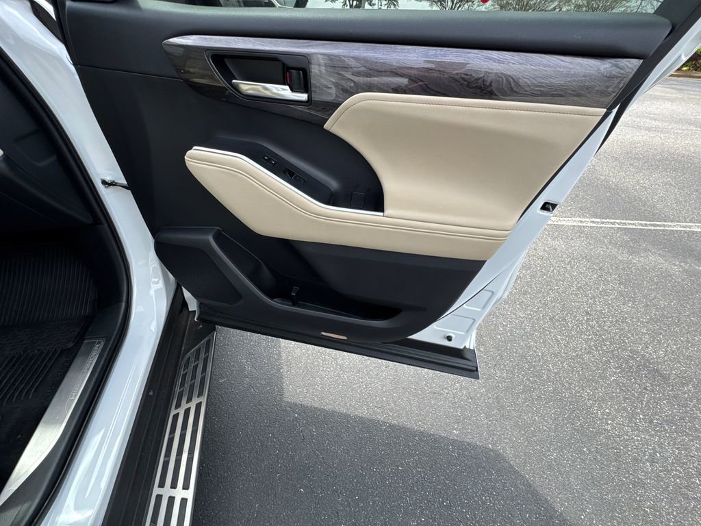 Used 2024 Toyota Highlander Platinum image 14