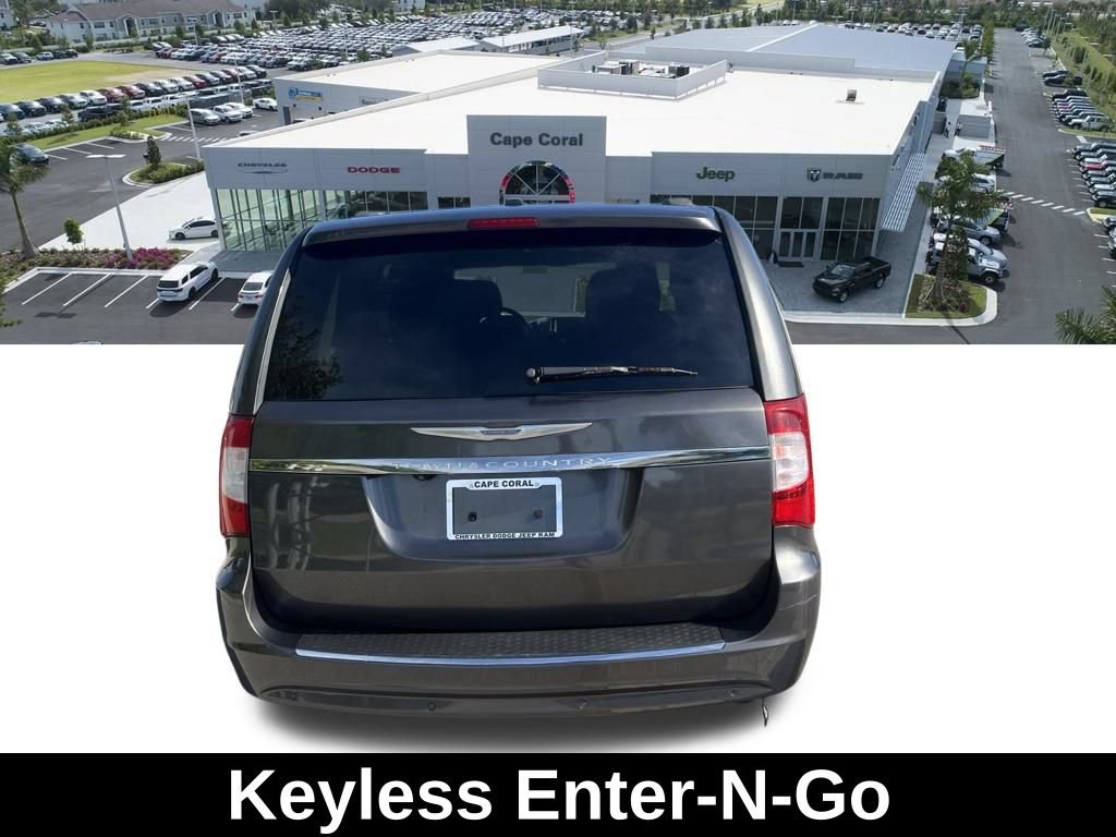 Used 2014 Chrysler Town & Country Touring-L FWD image 6