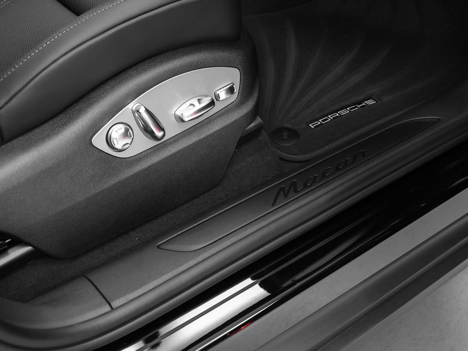 Certified 2025 Porsche Macan image 19