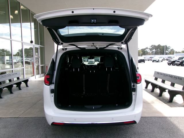 Used 2025 Chrysler Pacifica Select image 20