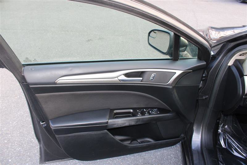 Used 2017 Ford Fusion SE w/ Fusion SE Technology Package image 9