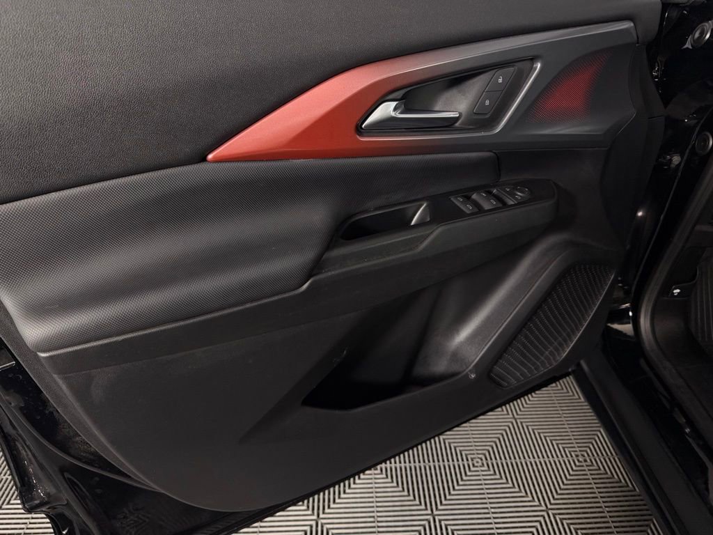 Used 2025 Chevrolet Equinox EV RS image 25