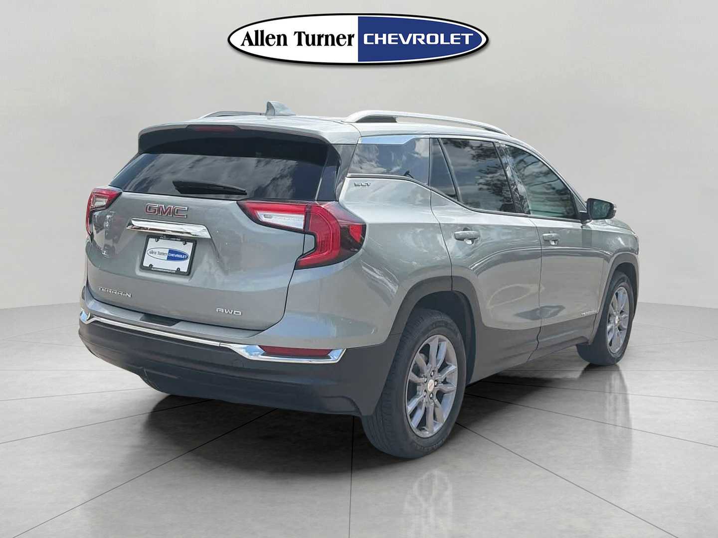 Used 2024 GMC Terrain SLT AWD/4WD image 4